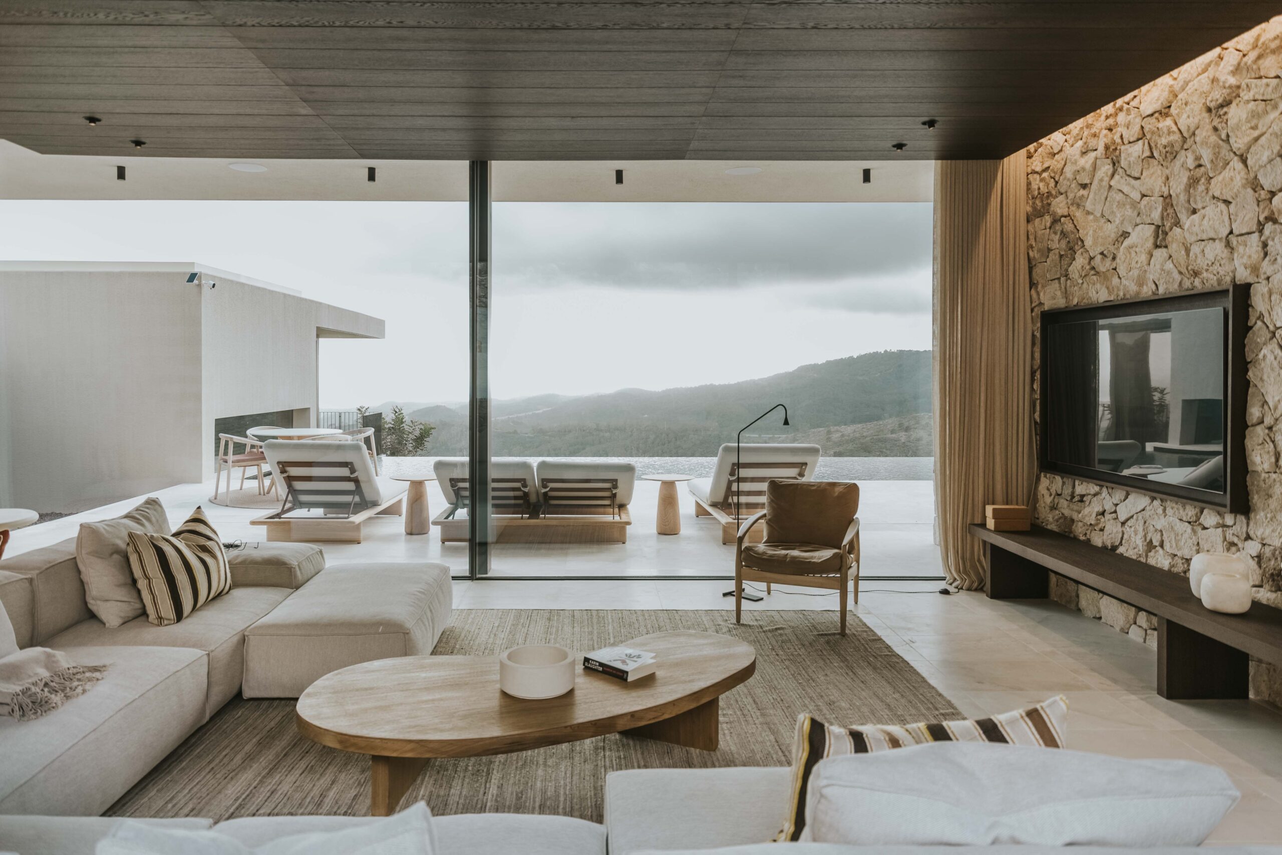 10 Salón, techo y vinoteca.TW