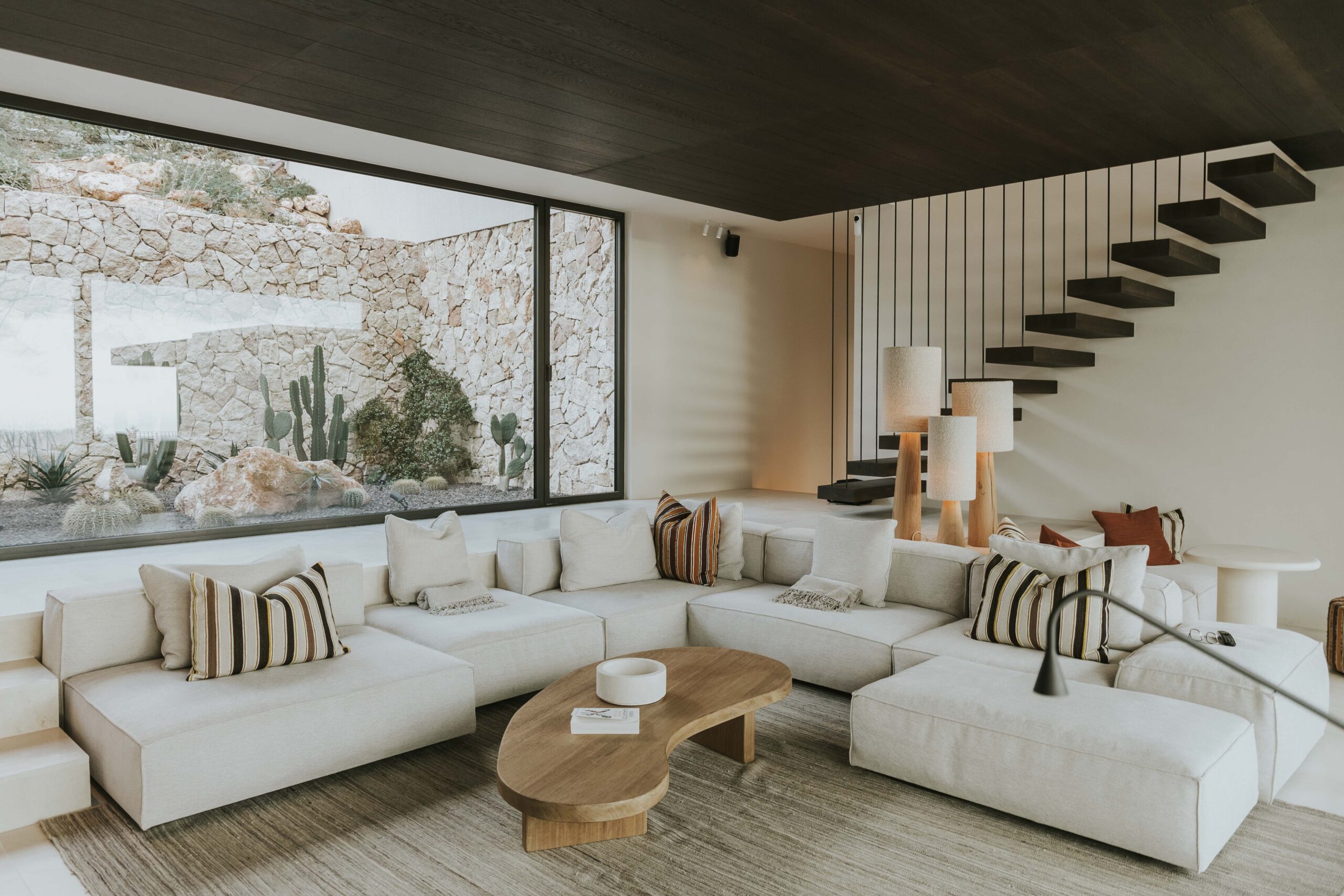 17 Salón, techo y vinoteca.TW