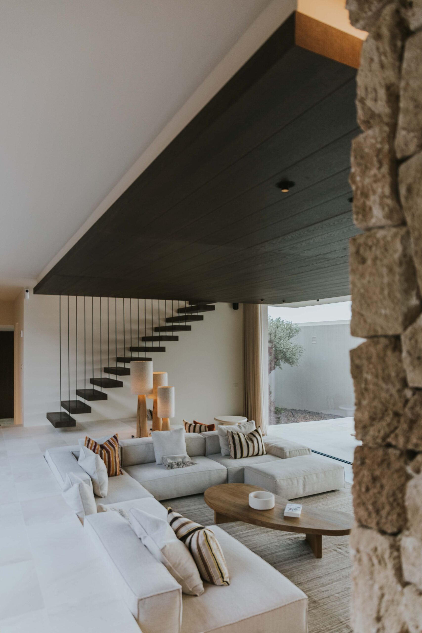 27 Salón, techo y vinoteca.TW