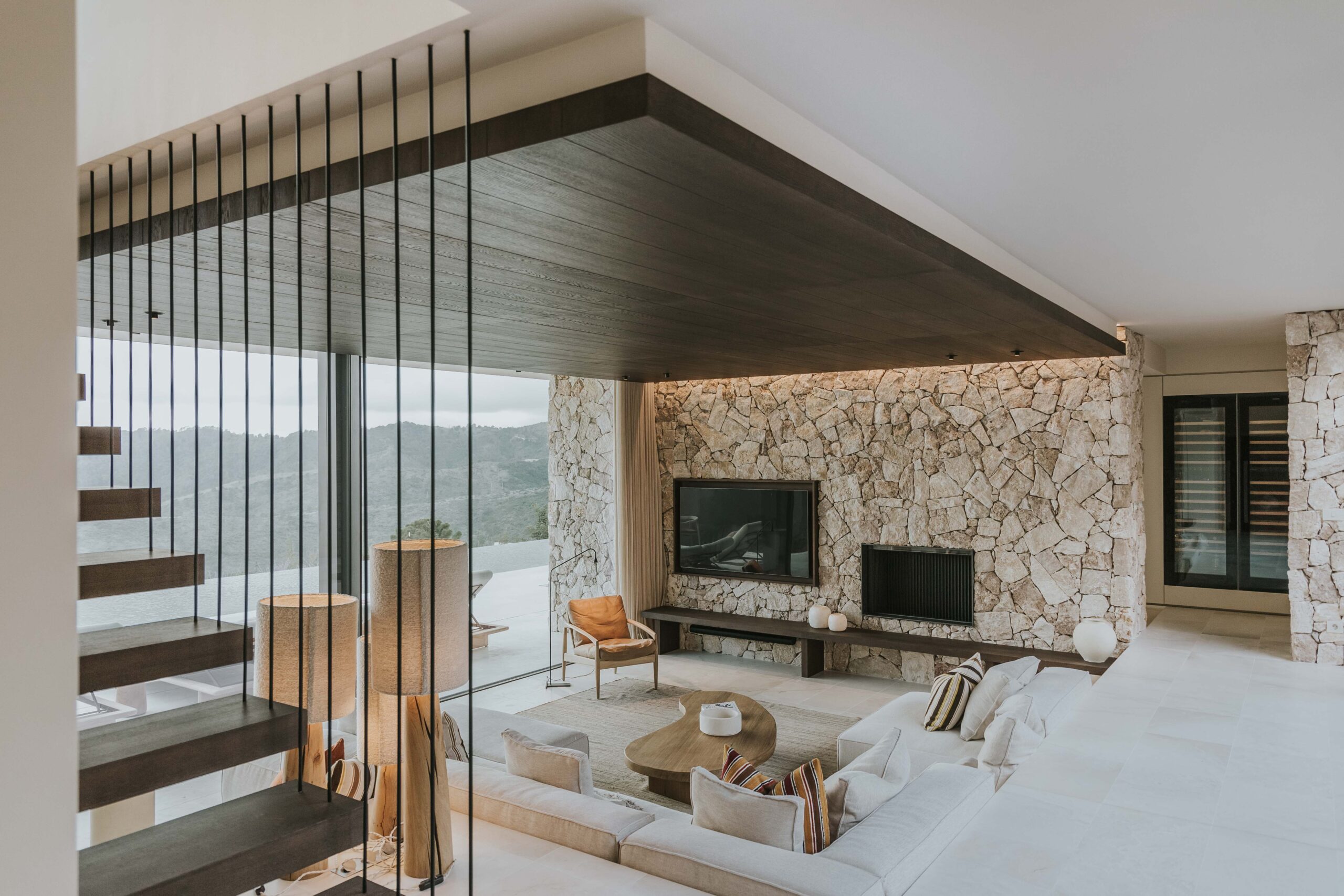 8 Salón, techo y vinoteca.TW